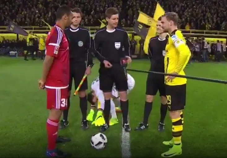 Komický rituál brankáře Dortmundu! Krade míče rozhodčím i maskotům!