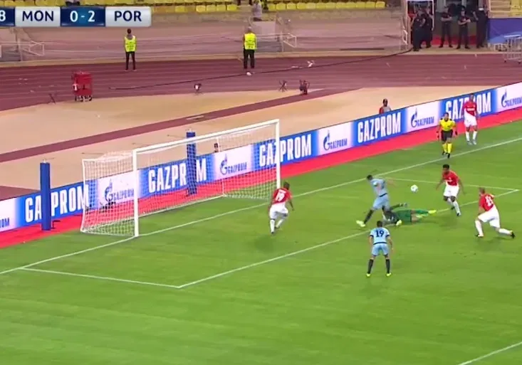 Obránci na zabití! Divíte se brankáři Monaka, že zuřil jako nepříčetný?