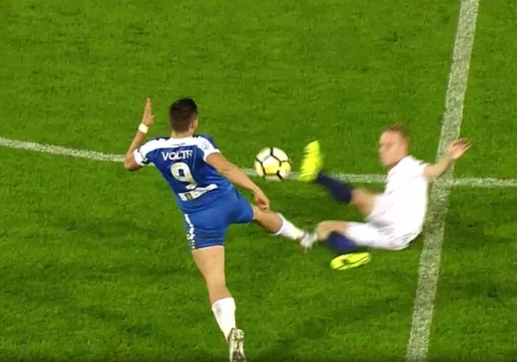 Strašidelný skluz a červená! Machalík ze Slovácka mazal pod sprchy už za 7 minut