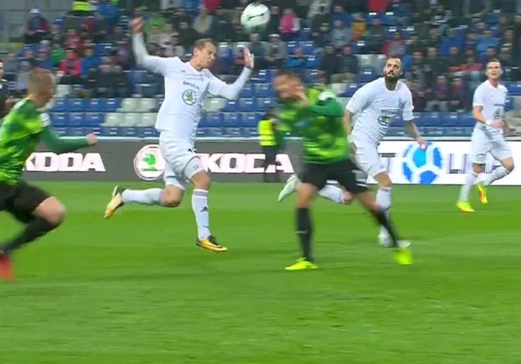 Chramosta si zahrál na Maradonu, pak trapně zapíral. Kartu dostal jen Limberský