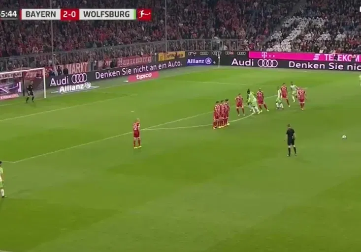 To je klaun! Brankář Bayernu předvedl nejsměšnější zákrok sezóny a jeho tým ztratil body