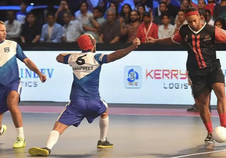 Král Ronaldinho! Jakou parádičkou v indické lize vyškolil brankáře?