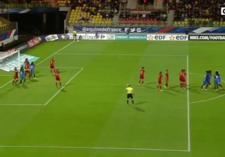 Taneček před rohovým kopem? Originální signál Francouzek vážně funguje!