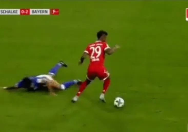 Fotbalová vražda! Jak Kingsley Coman z Bayernu znemožnil obránce Schalke?