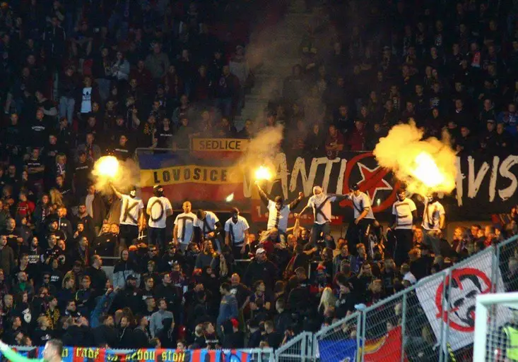 Sparťané zmlátili sparťana během derby! Co se přesně stalo v kotli?