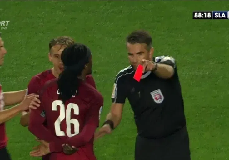 Červená! Costa derby nedohrál, Bořil přežil s jednou žlutou kartou