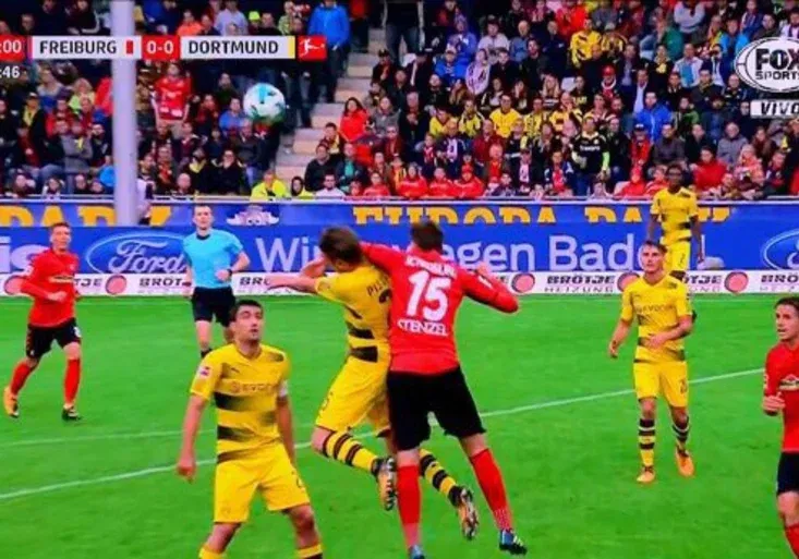 Na co tam je? Sudí si zavolal videorozhodčího, penaltu Borussii stejně nepískl!