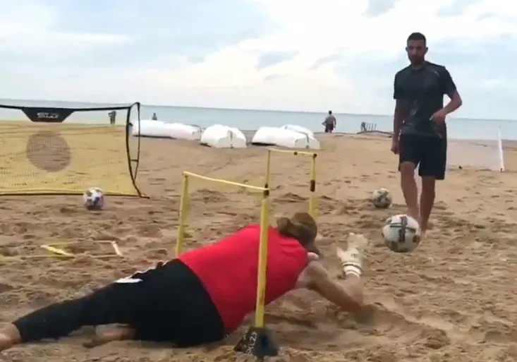 Takovou přípravu jste neviděli! Jak tráví léto na pláži fotbalový brankář?