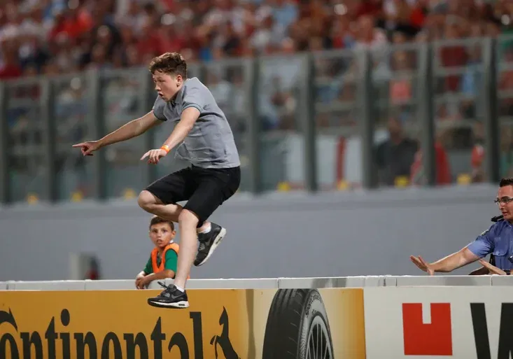 Mladý fanoušek Anglie se nudil na fotbale a vymyslel pitomost. Proč teď asi lituje?