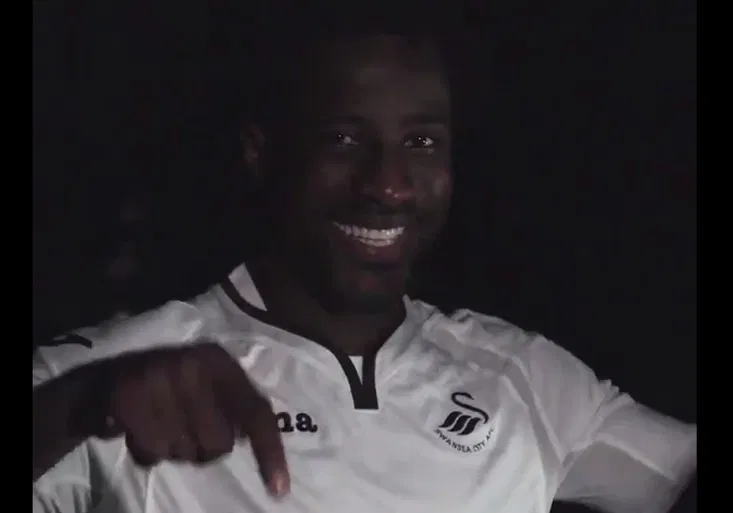 Zpěvák Bony! Bývalý útočník Sparty se sám představil fanouškům po návratu do Swansea