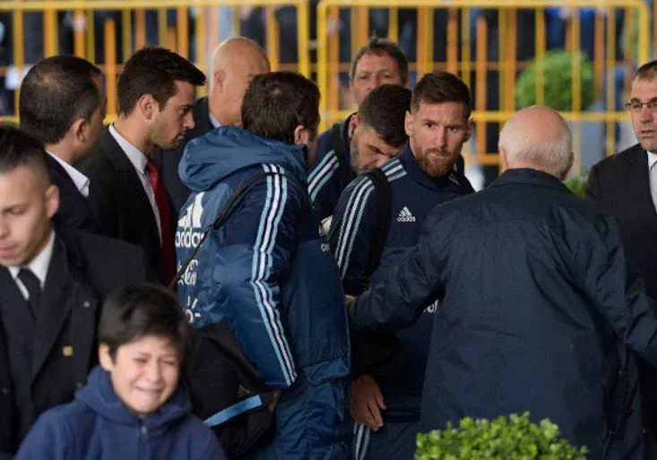 Klobouk dolů! Messi si nechal přivést malého fanouška a nadělil mu životní zážitek!