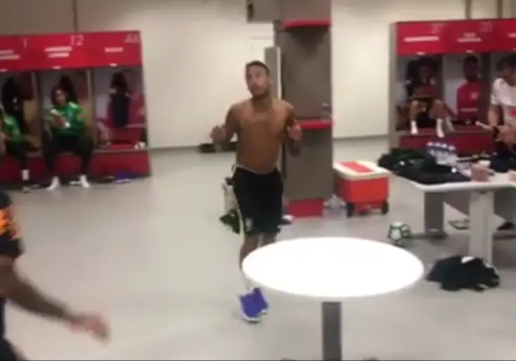 Neymar a spol. se bavili v šatně. Jak jim šel fotbal ping pong?