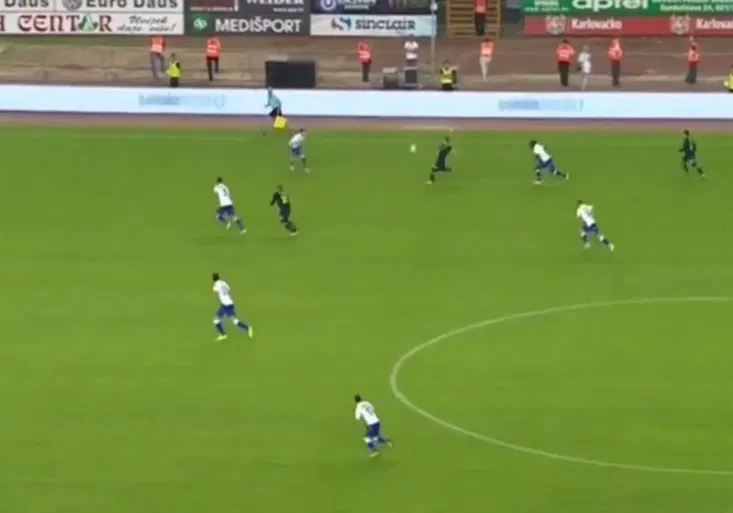 První gól Sigurdssona za Everton? Islanďan se neuvěřitelně trefil ze 45 metrů!