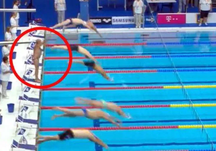 Úžasné gesto španělského plavce! Organizátoři odmítli minutu ticha, tak ji držel sám!