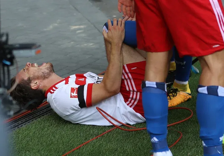 Nebizarnější zranění! Fotbalista v bundeslize si při oslavě "helikoptérou" vážně zranil koleno
