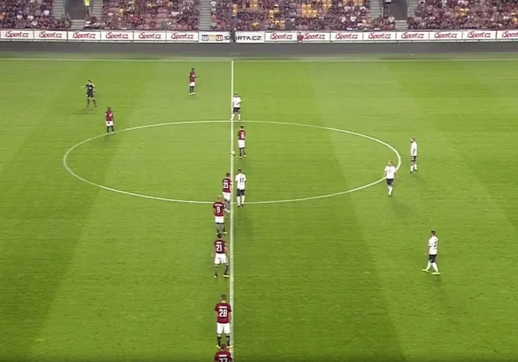 Sparta zkusila na Slovácko vymazlenou fintu z výkopu, rozhodnout ale musel zase Lafata!