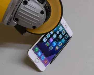 Jak dopadne smartphone ve vařící vodě a co mu udělá vlak nebo vrtačka?