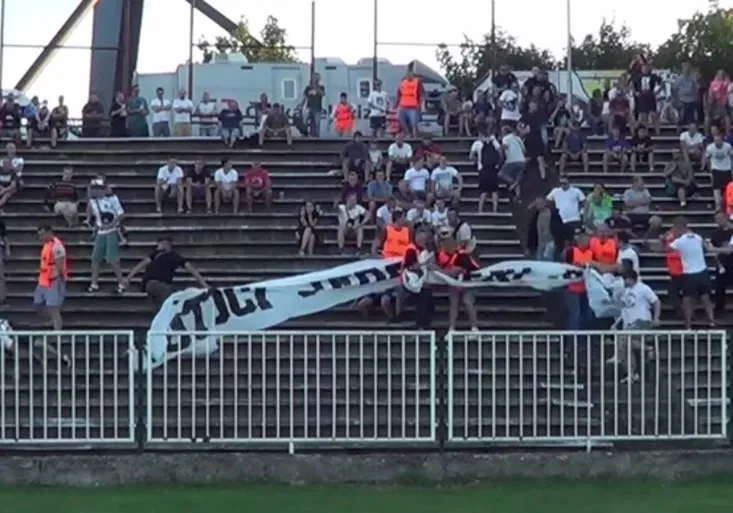 Agresivní pořadatel brutálně napadl fanouška Hradce. Jaké dostal od klubu bolestné?