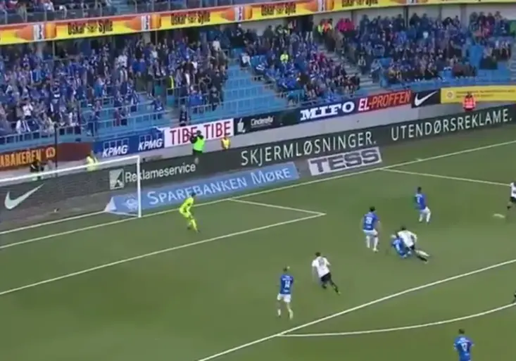 Takhle pálí dánský Lord! Bendtner udivil fanoušky fantastickou kopací technikou