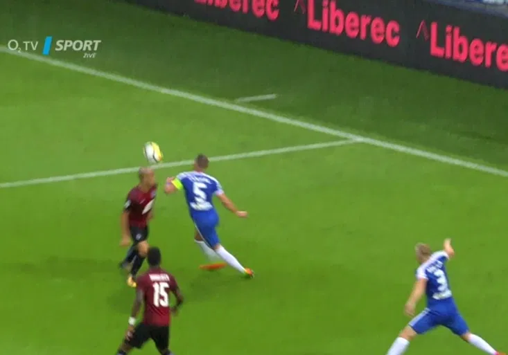 Spartu v Liberci poslal do vedení Frýdek. A ještě chtěla penaltu. Odpískali byste ruku Coufala?