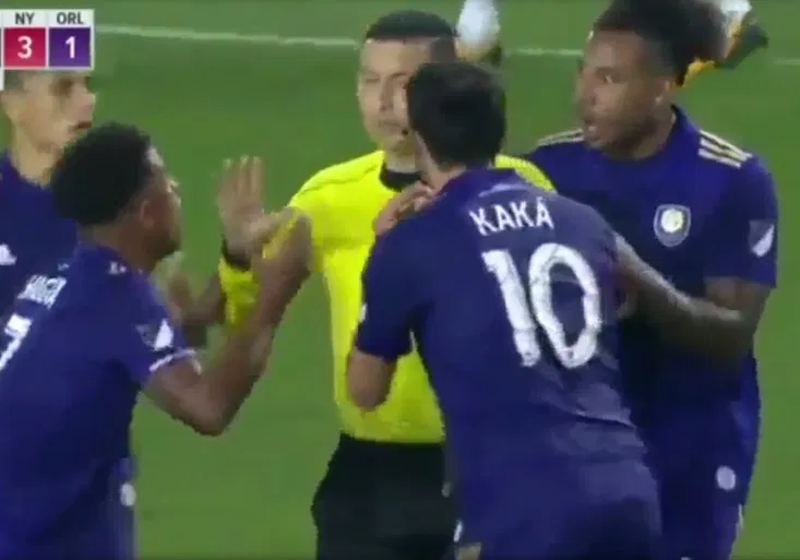 Nejsrandovnější červená karta, co jste viděli? Za co vyloučili v MLS Brazilce Kaká?