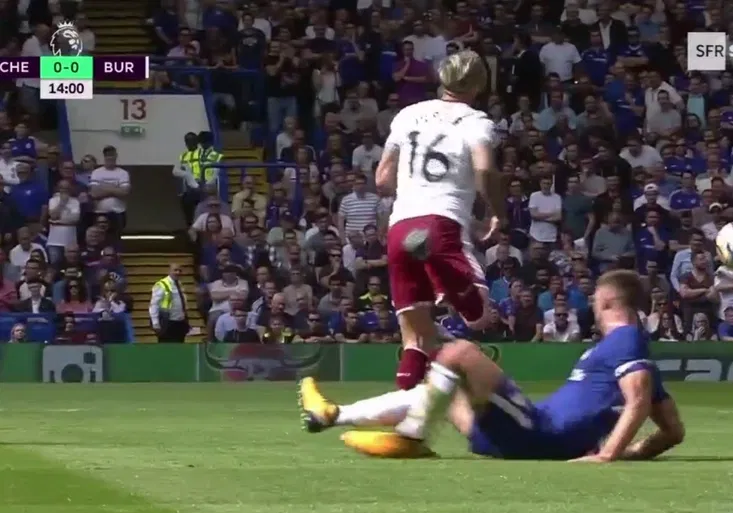 Tragický start Chelsea! Schytala trojku od Burnley, dohrávala v devíti! Poškodil ji sudí?