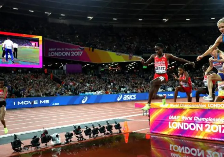 Nevídaný fail! Keňanka zapomněla na vodní příkop! Dotáhla to nakonec k medaili?