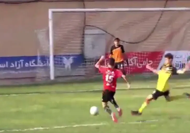 Pane jo! Neuvěřitelný úkaz ve světě fotbalu. Mladí hoši z Íránu vzali spravedlnost do svých rukou