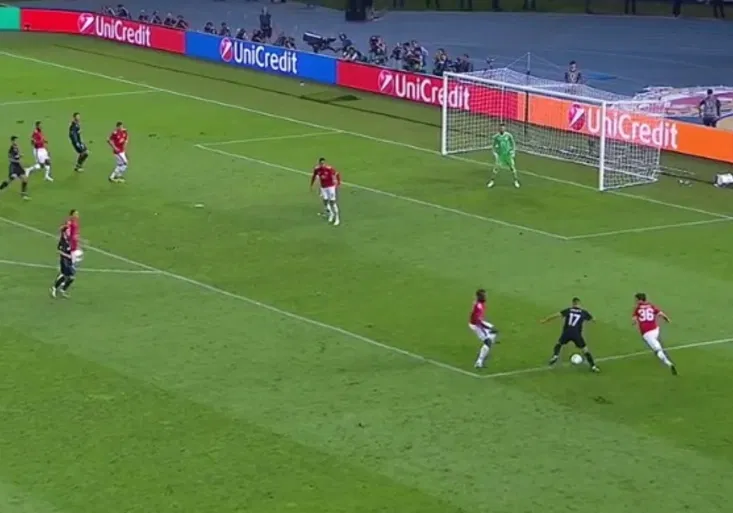 Vrchol Superpoháru? Vázquez zesměšnil beka United! Dvakrát během pár vteřin