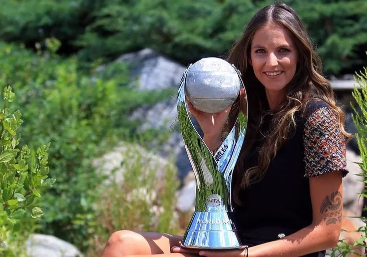 Plíšková pózovala s trofejí pro světovou jedničku. Jak zvládne zápasovou premiéru?