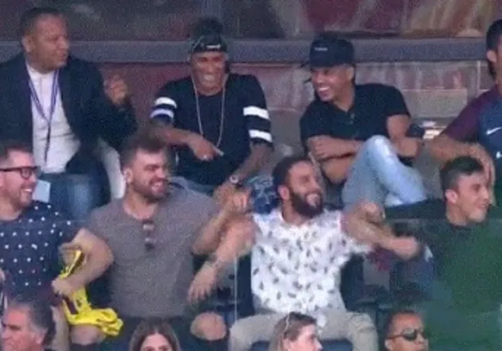 Neymar nehrál, přesto okouzlil fanoušky PSG. Jak slavil na tribuně?