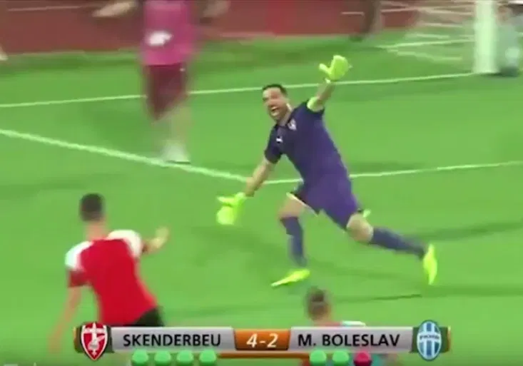Nevídané! Albánský brankář proměnil penaltu, pak vychytal Golgola