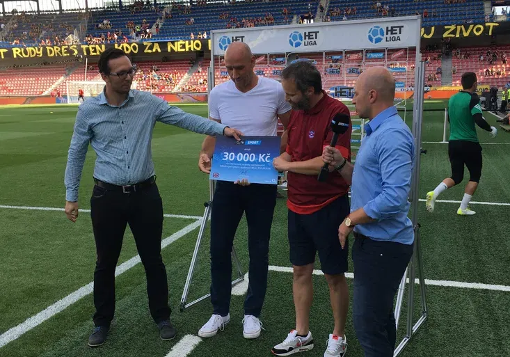 TIKI-TAKA vydělala za jaro 30 tisíc! Šek pro charitu převzal Jan Koller