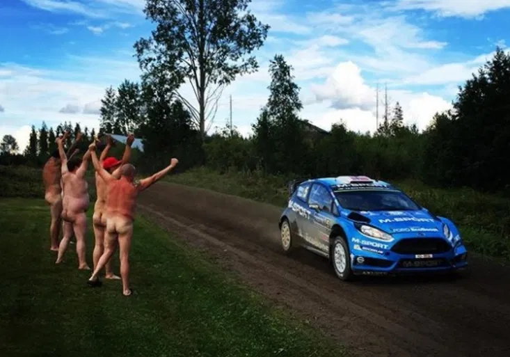 FOTOGALERIE: Nečekané překážky při finské rallye? Odhalená ňadra fanynek!