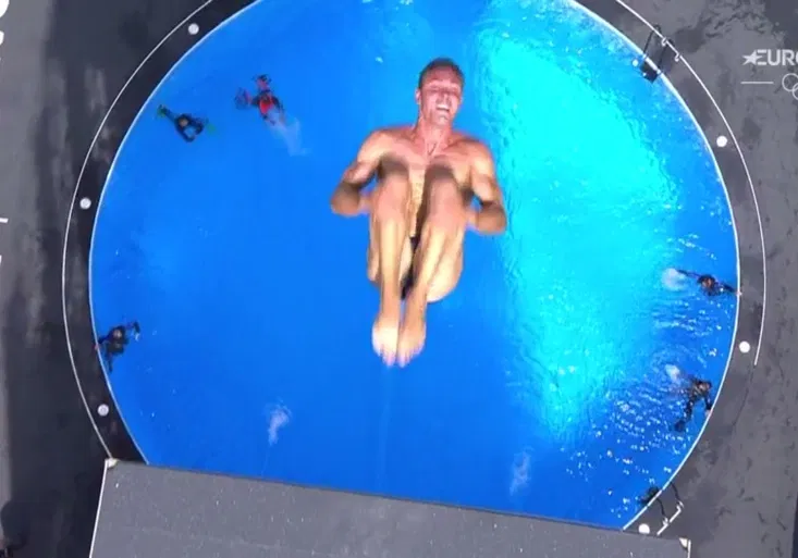 Český superman Michal Navrátil má stříbro z MS! Jaké šílené kousky umí extrémní skokan do vody?