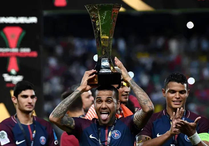 Dani Alves nadchl výstavním přímákem a překonal Zlatana Ibrahimoviče. V čem je Brazilec lepší?