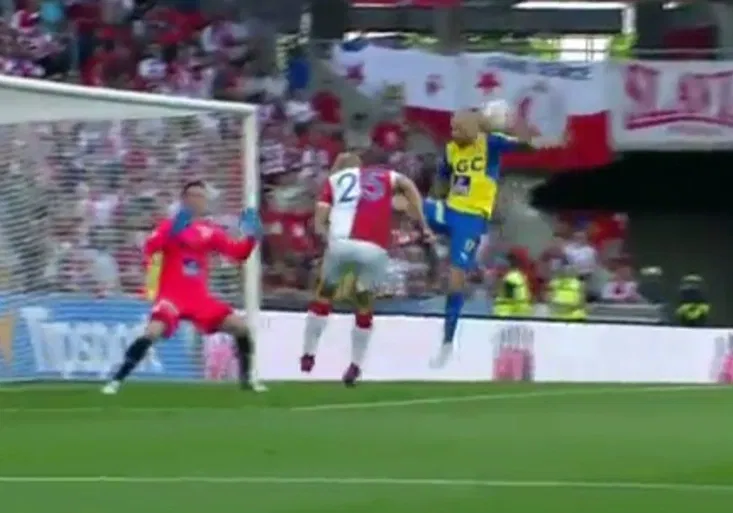 Slavia zdolala Teplice díky sporné penaltě. Měla se pískat tahle ruka?