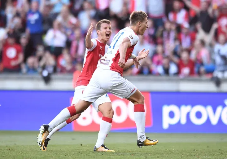 Liga mistrů: Slavia porazila BATE. Fanoušci ukázali brilantní choreo, rozhodl Škoda