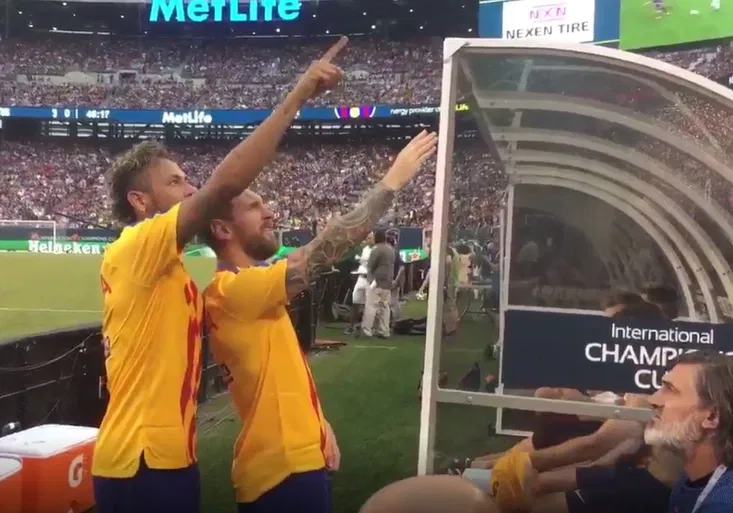 Odtamtud jsem přiletěl! Vtipná scénka Messiho s Neymarem baví internet!