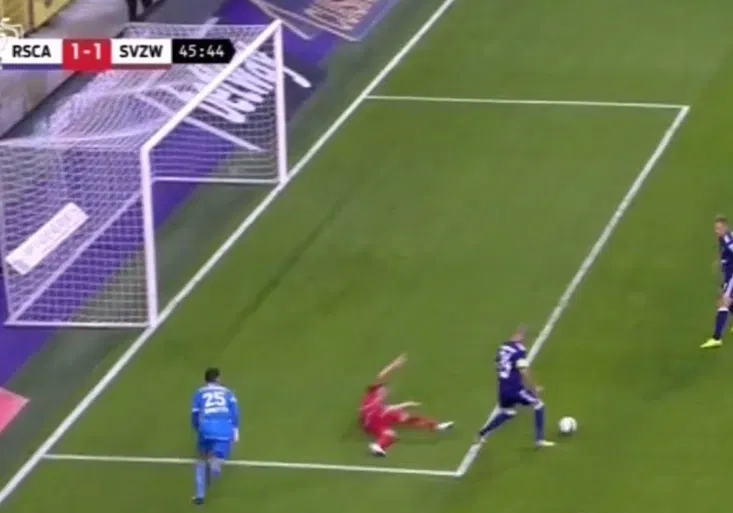 Viděli jste už šílenější chybu? Belgický brankář neuvěřitelně prohrál svému týmu Superpohár