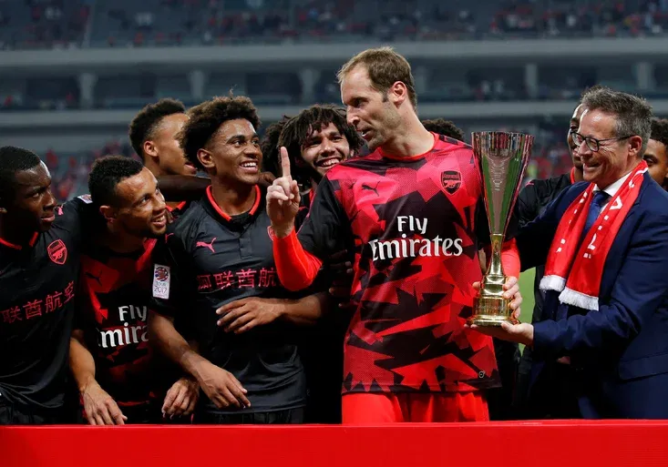 Petr Čech ODMÍTL slavit s trofejí! Co řekl spoluhráčům? Proč to fanoušky Arsenalu potěšilo?