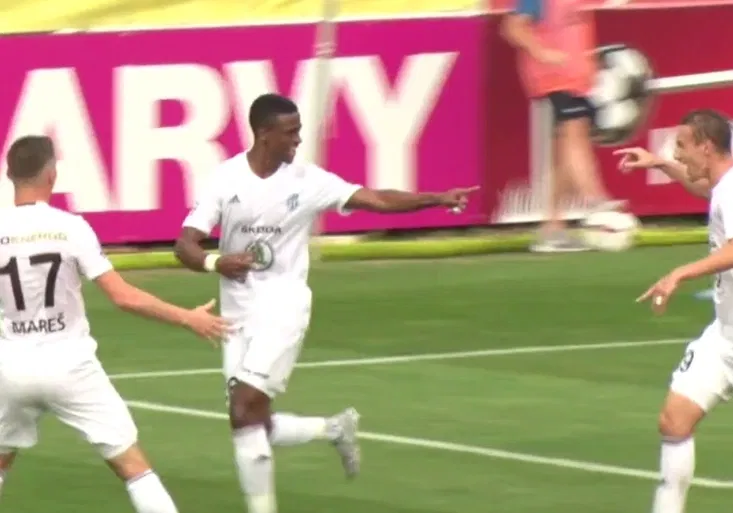 Golgol si pohrál s obráncem i brankářem a Boleslav slaví postup! Jak vyřídila Shamrock?