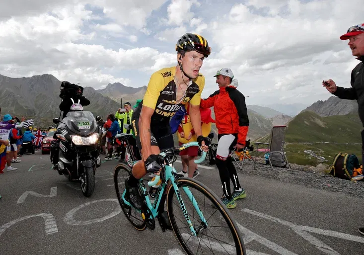 Pohádkový příběh z Tour de France! Na mýtickém vrcholu zaskočil hvězdy "skokan na lyžích" Roglič!