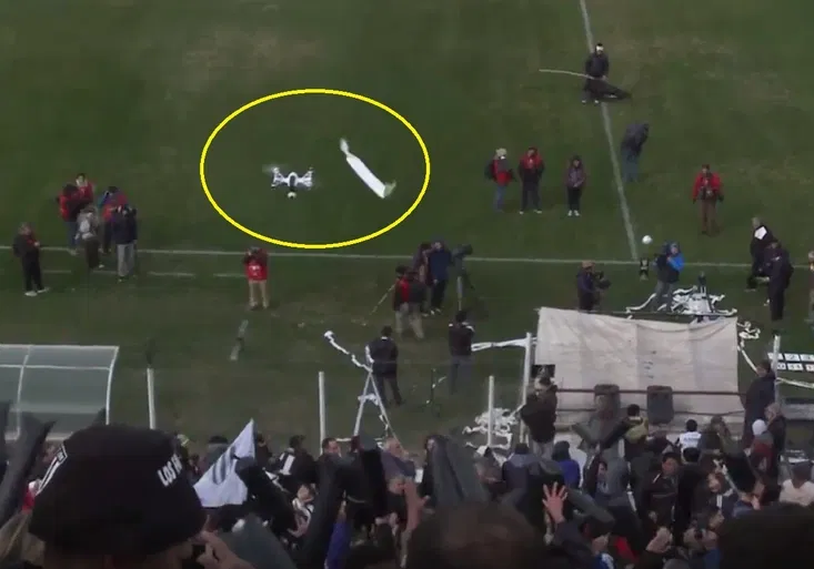 Dokonalá rána! Jak fotbaloví fanoušci v Argentině sestřelili poletující dron?
