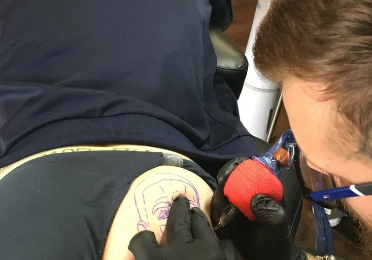 Bláznivá sázka fanouška Arsenalu! Koho si musel nechat vytetovat na zadek?