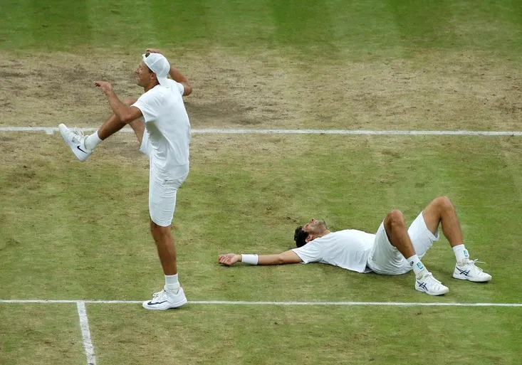 Nejdřív maraton, pak dvakrát 6:0. Wimbledon viděl dvě extrémní finále