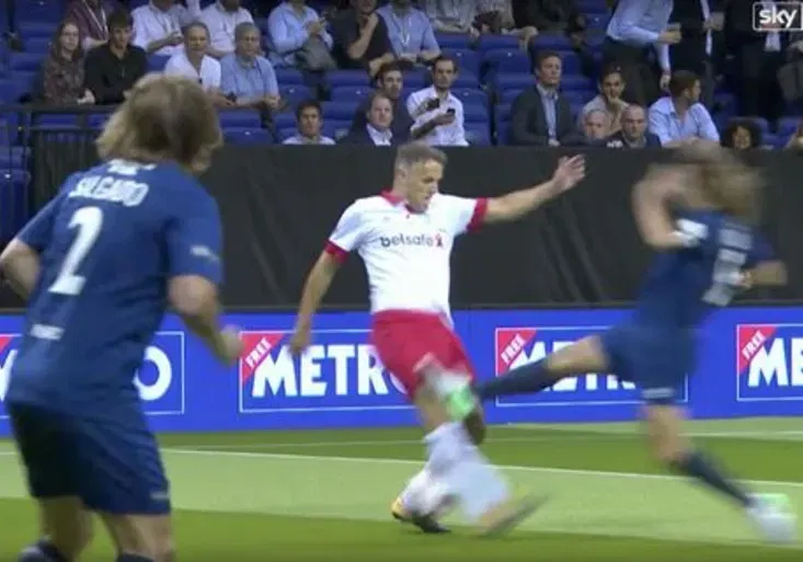 Puyol předvedl prý „nejhorší zákrok v historii“. Jak Neville reagoval?