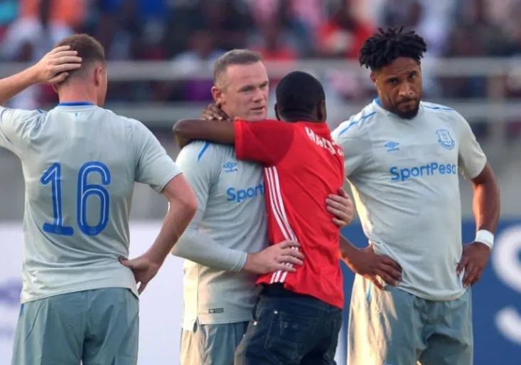Rooney pobláznil Afriku fantastickým gólem! Přiběhl za ním fanoušek United