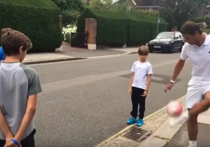 Tenisová hvězda Rafael Nadal jako fotbalista! Kolik dal žonglů?