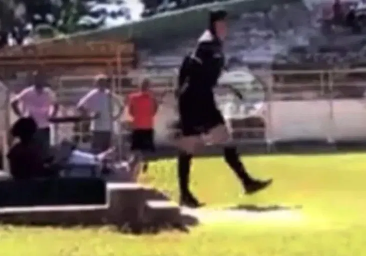 Brazilský rozhodčí vytáhl na hráče pistoli! Vysvětlení? Naprosto kuriózní!